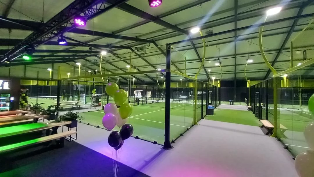 Padelbaan bij zonsondergang